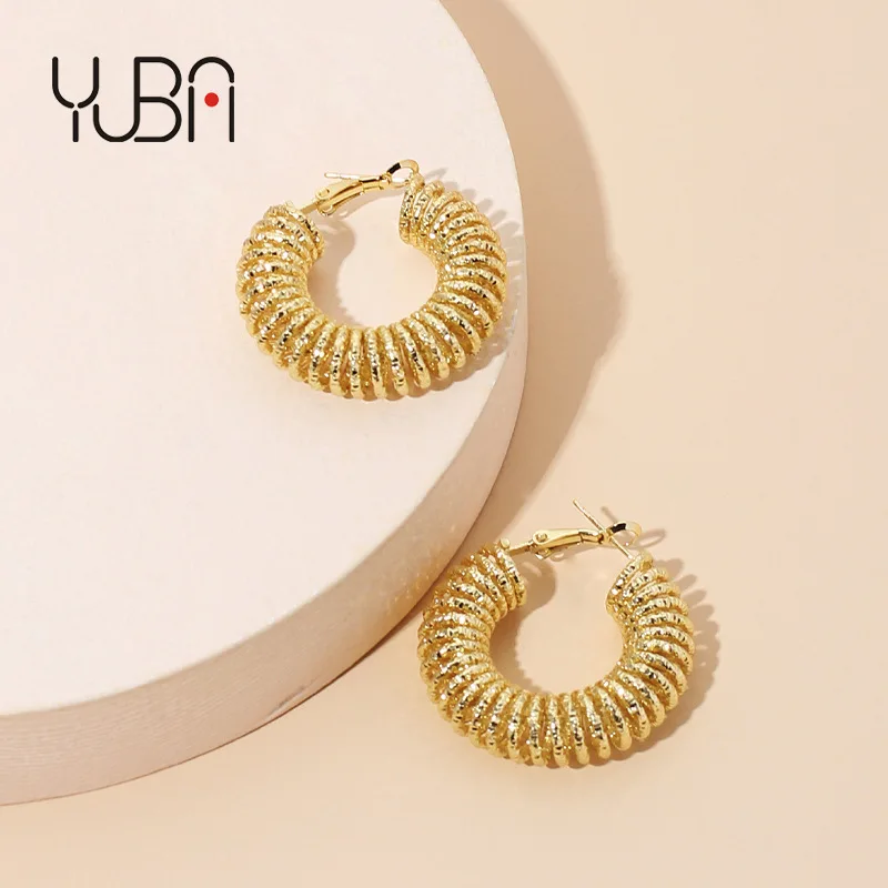 

Cappa Custom Wholesale Cheap price charming luxurious Hollow out geometric spring CC earrings