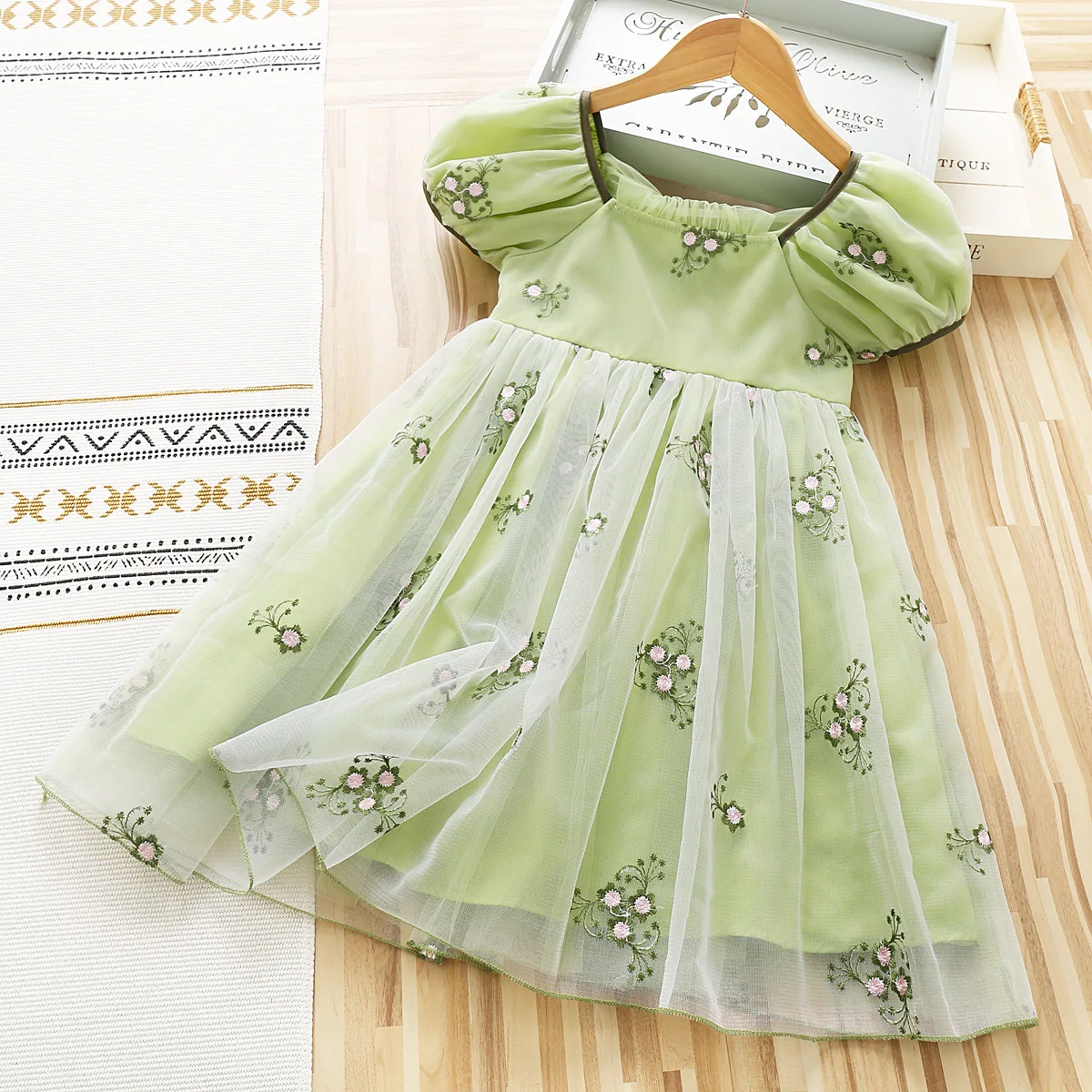 

2022 New fashion toddler Girls puff sleeve tulle flower embroidery princess dress Girls casual bow Dress, Picture shows