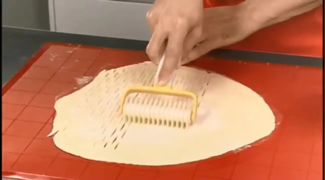 

Eco Friendly Kitchen Gadget Biscuit Pizza Craft Special Baking Tool Mould White Plastic Netting Knife
