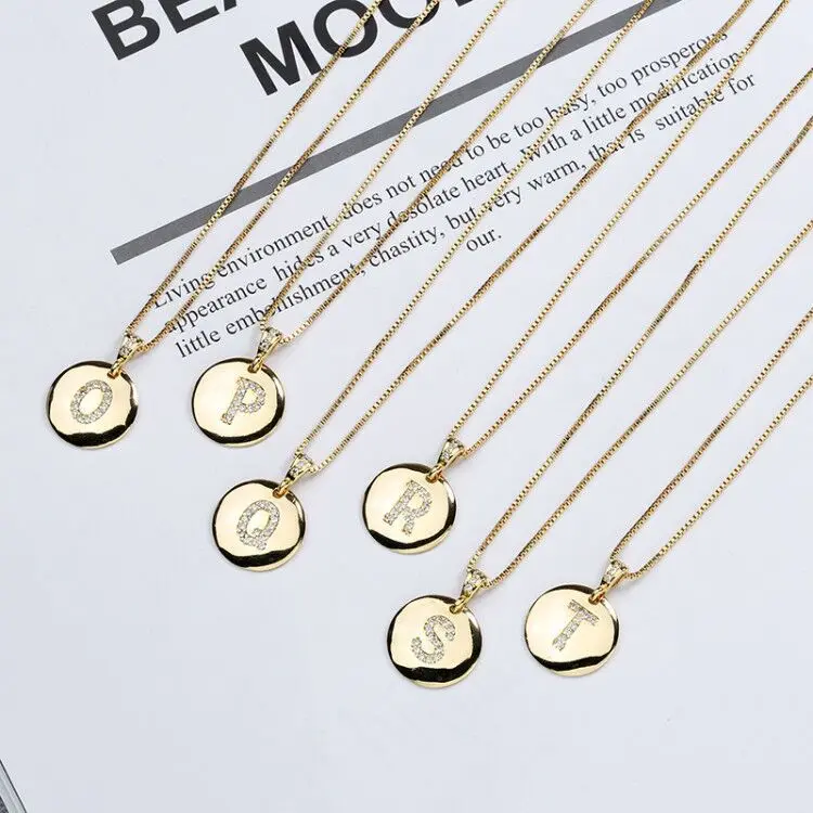

New Arrival 26 Alphabets Coin Pendant Necklace Fashion Simple Smooth Golden Rhinestone Round Letter Necklace
