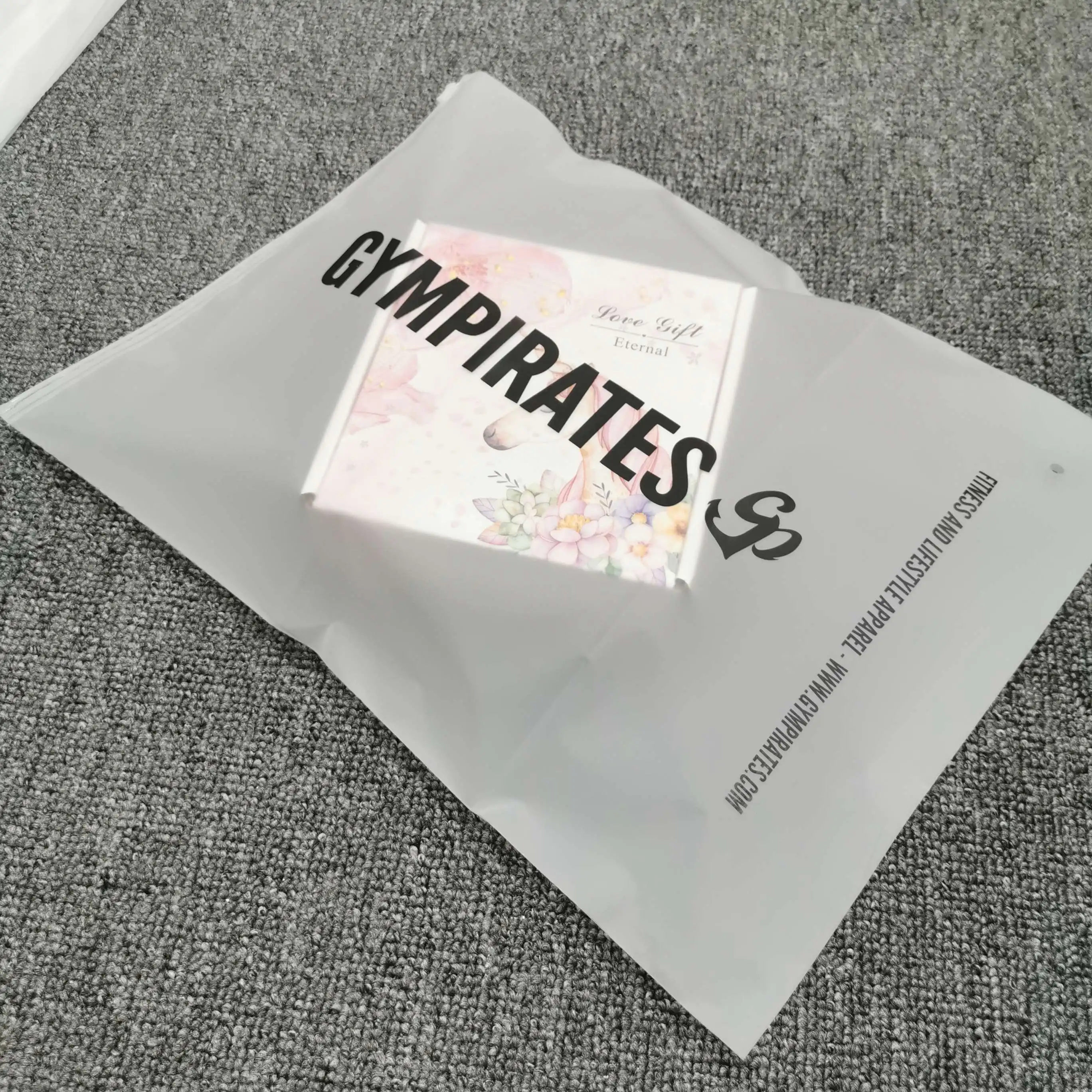 

Custom Recyclable cornstarch Frosted zipper sealing lingerie zip lock bag small quantity clothing packaging plastic zip lock bag