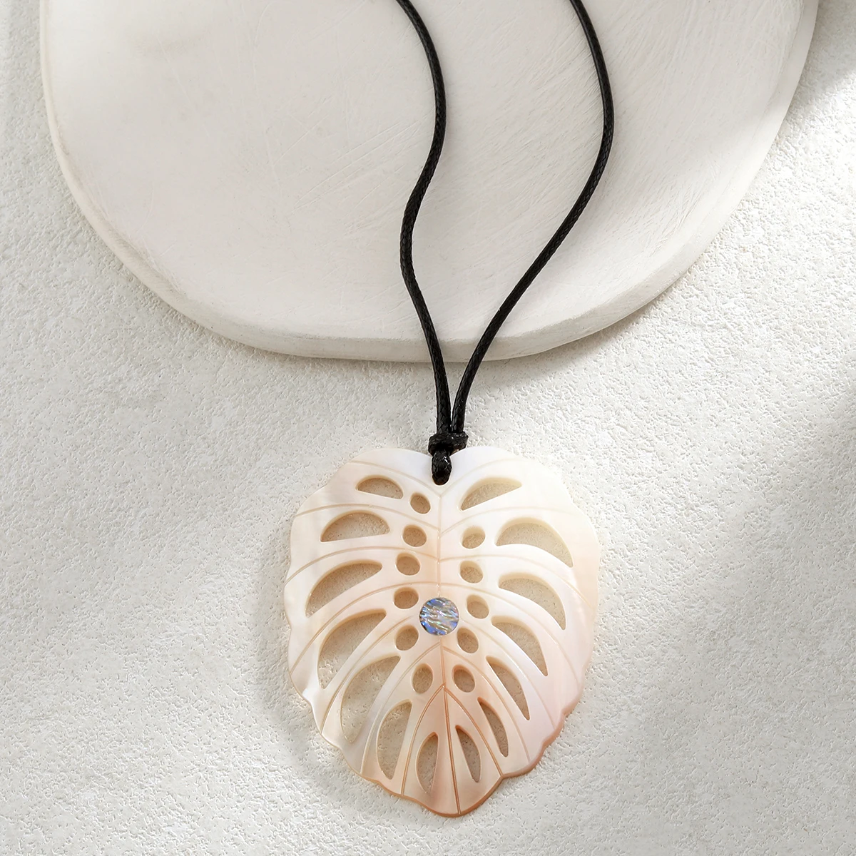 

Hawaiian new design Mother of Pearl Monstera Leaf Pendant wax rope fashion jewelry necklaces