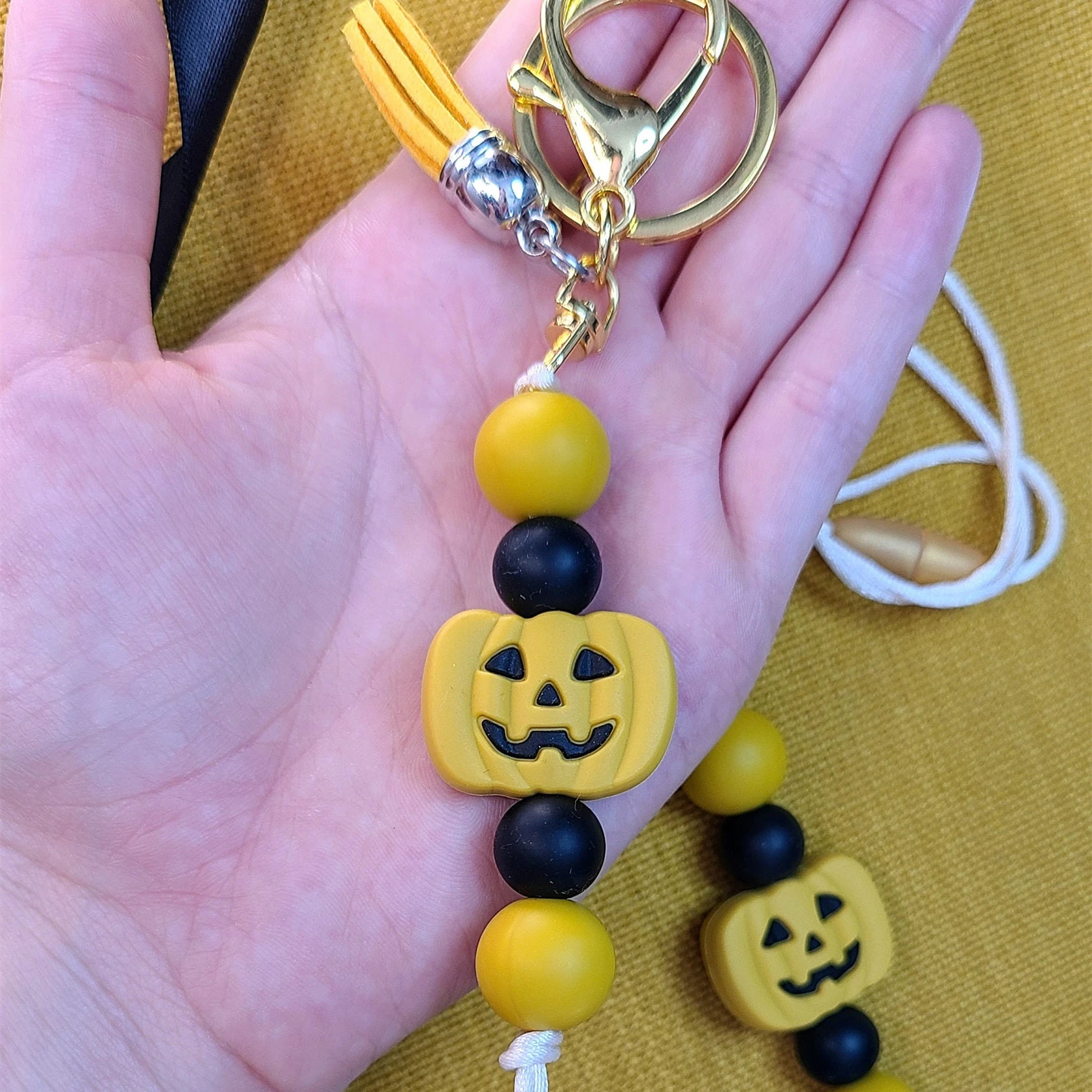 

2022 Europe and the United States latest cute fashion bag pendant Halloween pumpkin silicone beads tassel lanyard keychain