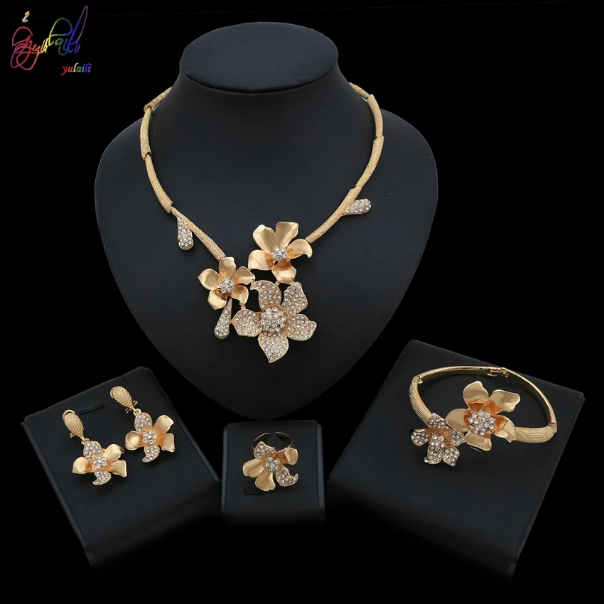 

Shiny Gold Plated Alloy Gorgeous Fashion Jewelry Set Flower Design Rhinestone Main Stone For Women's Party / Wedding We