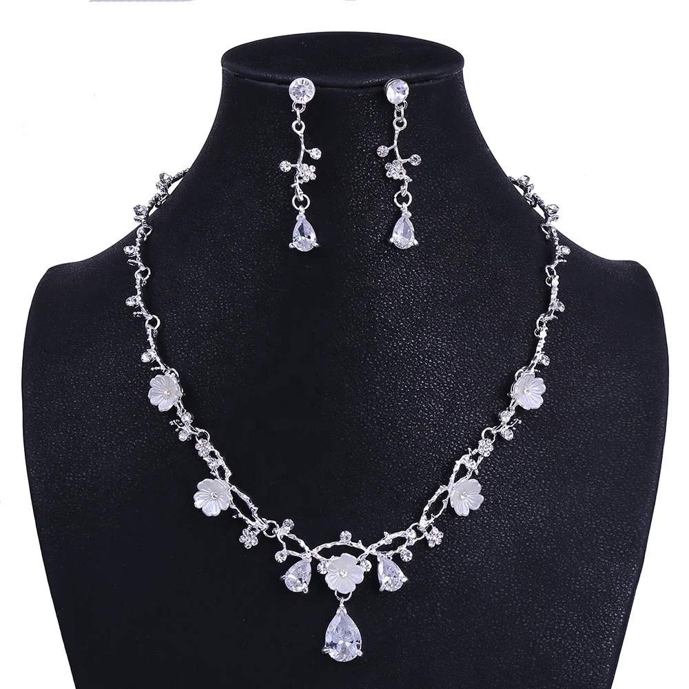 

Newly Designed Peri Clear Color Flower Shape Zircon Wedding Bride Earring and Necklace Set for Bride Decoration, Multiple