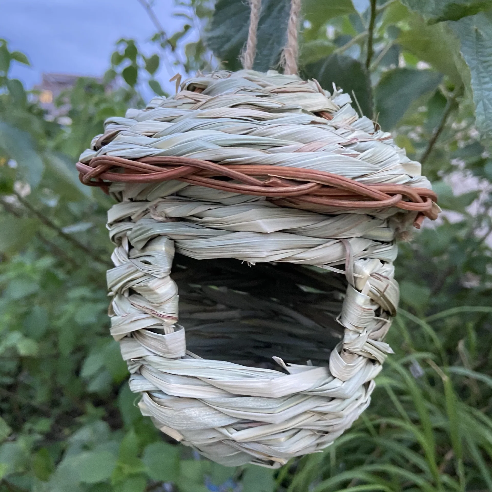 

Outdoor Natural Straw Grass Woven Bird Nest Small Animal Hummingbird House Cage Parakeet Breeding Resting Cockatiel Parrots