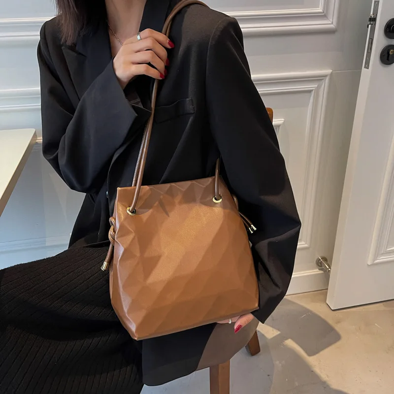 

Wholesale Fashion Women Shopping Bags 2021 Bucket Shape Ladies Retro PU Shoulder Bags Totes, Picture shows