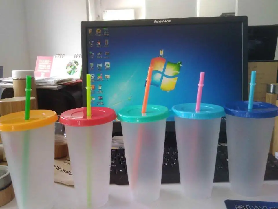
New Product 2020 Transparent plastic cup with lid and straw Reusable temperature plastic cup Magic Mug 