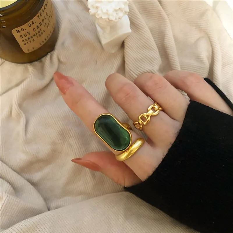 

HOVANCI 2021 Luxury Vintage Gold Plated Women Finger Ring Antique Romantic French Style Emerald Gemstone Ring For Women, As picture show