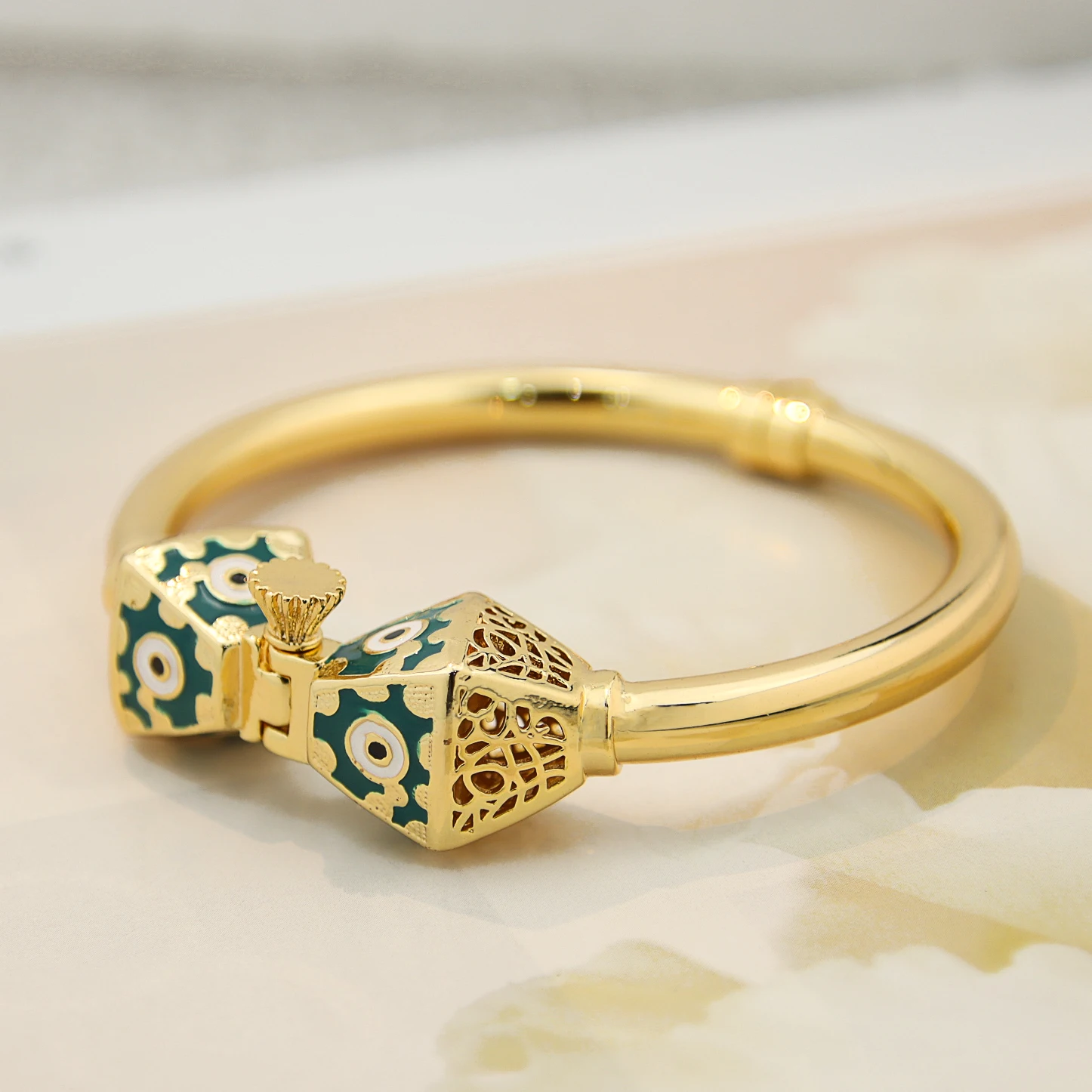 

Fashion Hollow Jewelry Bracelet Gold Plated 18k Lucky Eye Bracelet for Women