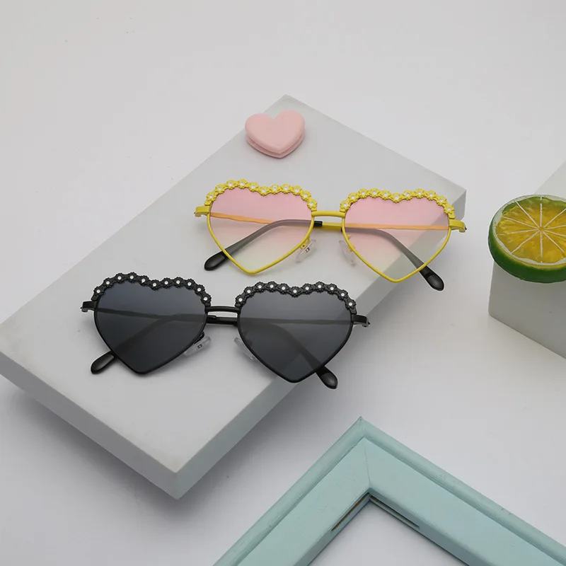 

2022 New Children's Sunglasses Love Flower Fashion Sunglasses Cartoon Colorful Street Shooting Anti-UV Glasses, As the picture shows