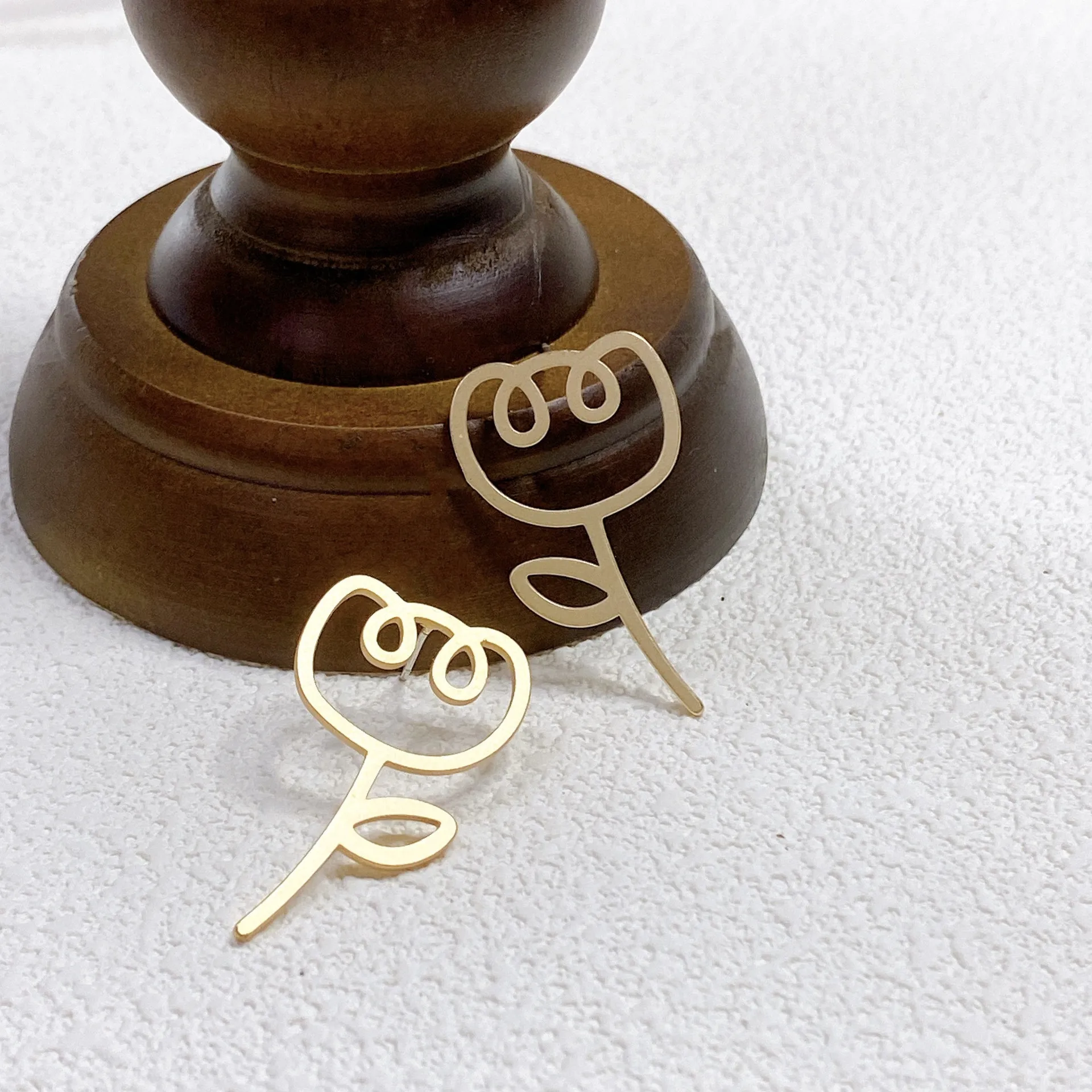 

Korea New Metal Tulip Earrings Matte Gold Alloy Fashion Earrings Cute Flower Jewelry Gift for women 2020