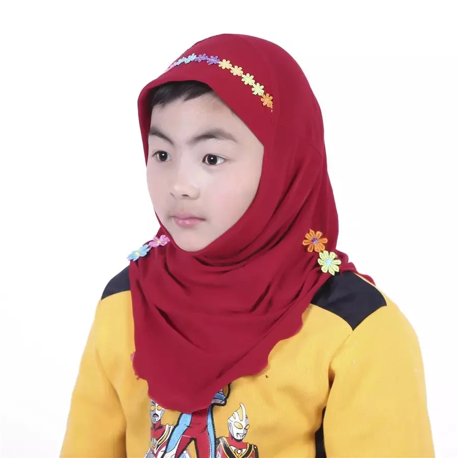 美丽的穆斯林儿童头巾与五颜六色的花卉即时一件伊斯兰儿童女孩头巾