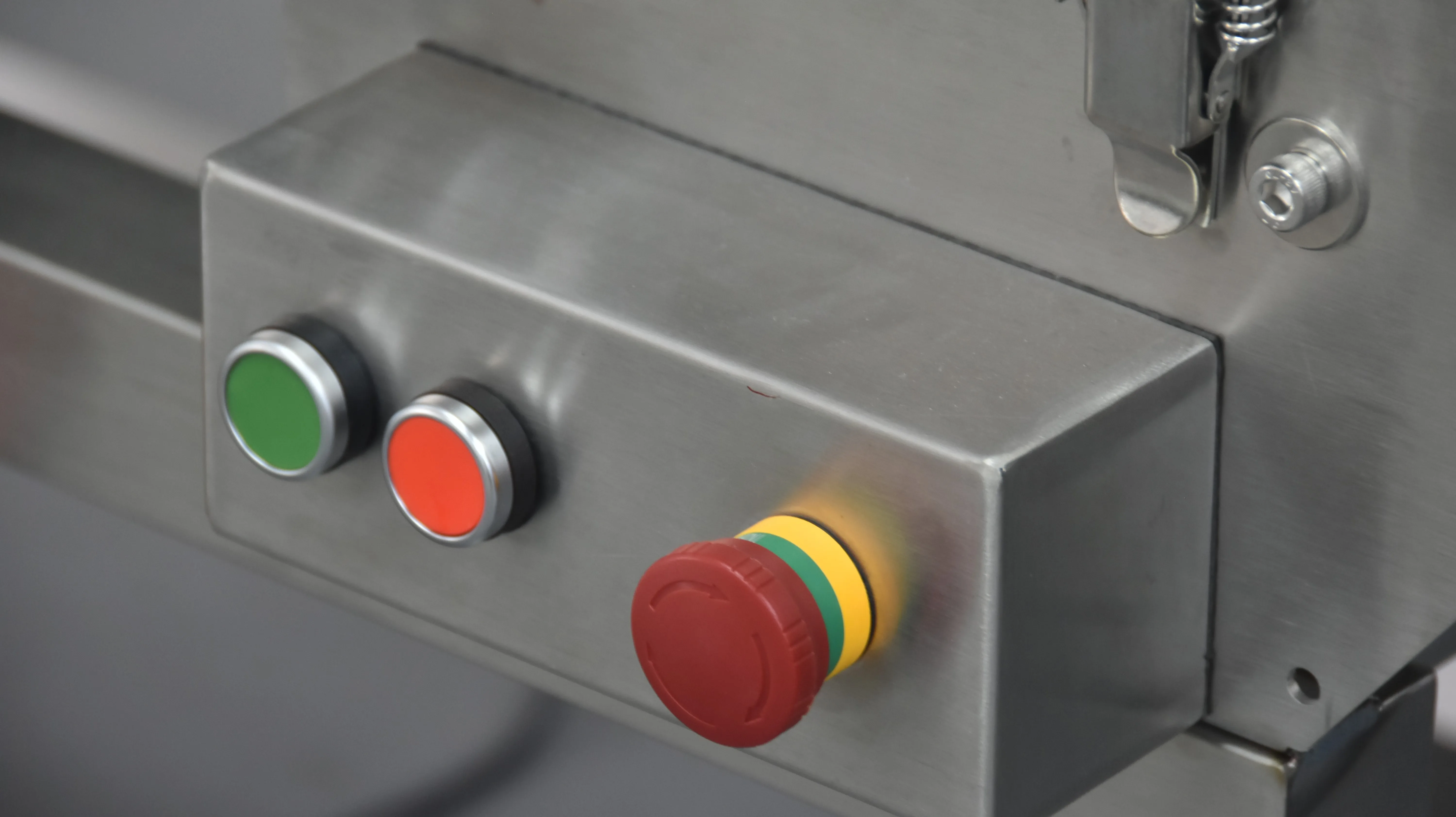 CQ-910K operator controls and emergency stop