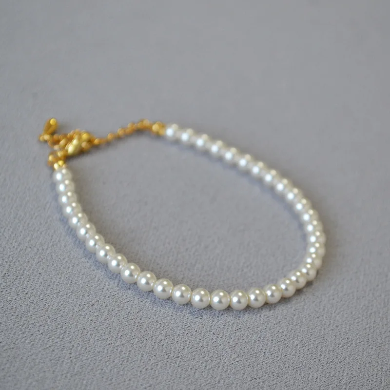 

Elegant and simple women's pearl bracelet with a high level of charm and temperament