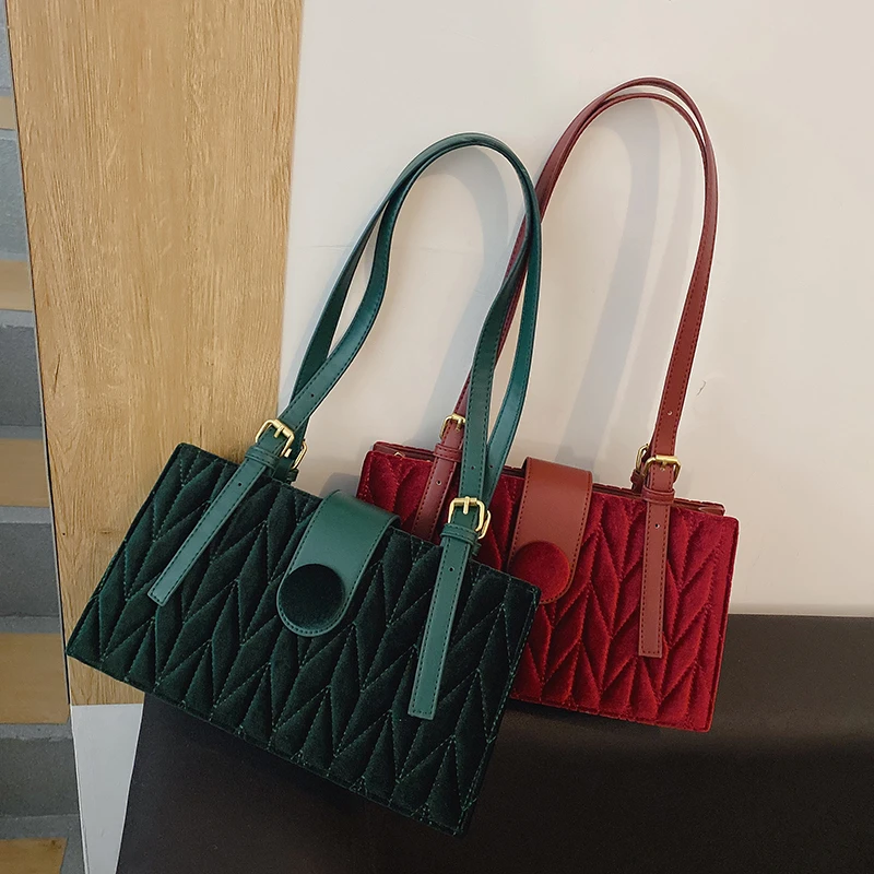 

Large Capacity Women Shoulder Strap Handbag Weave Pattern Retro Diagonal Bag Fashion New Metal Lock Underarm Big Pack