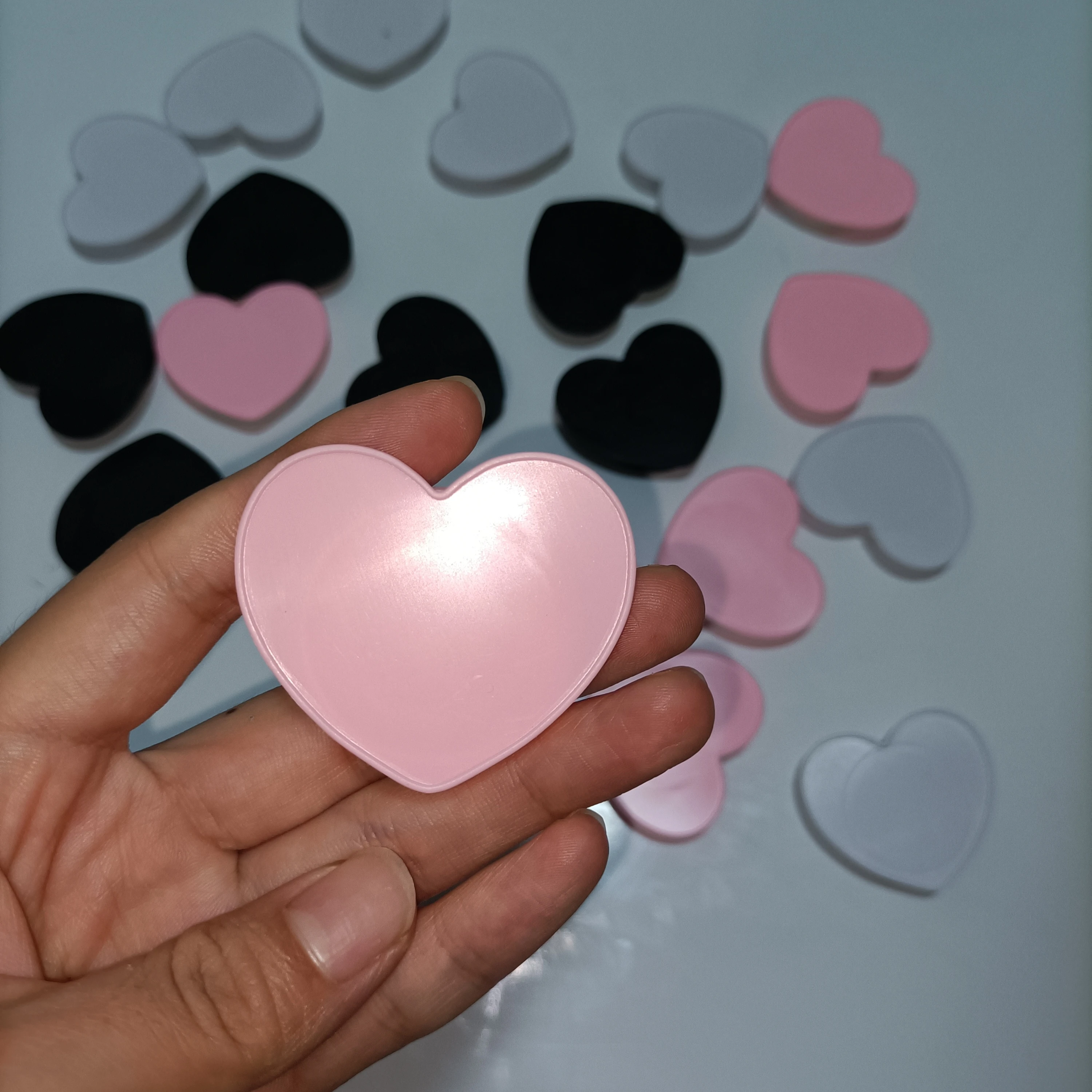 

A large supply of pink, black and white heart-shaped phone holder in stock, Black white