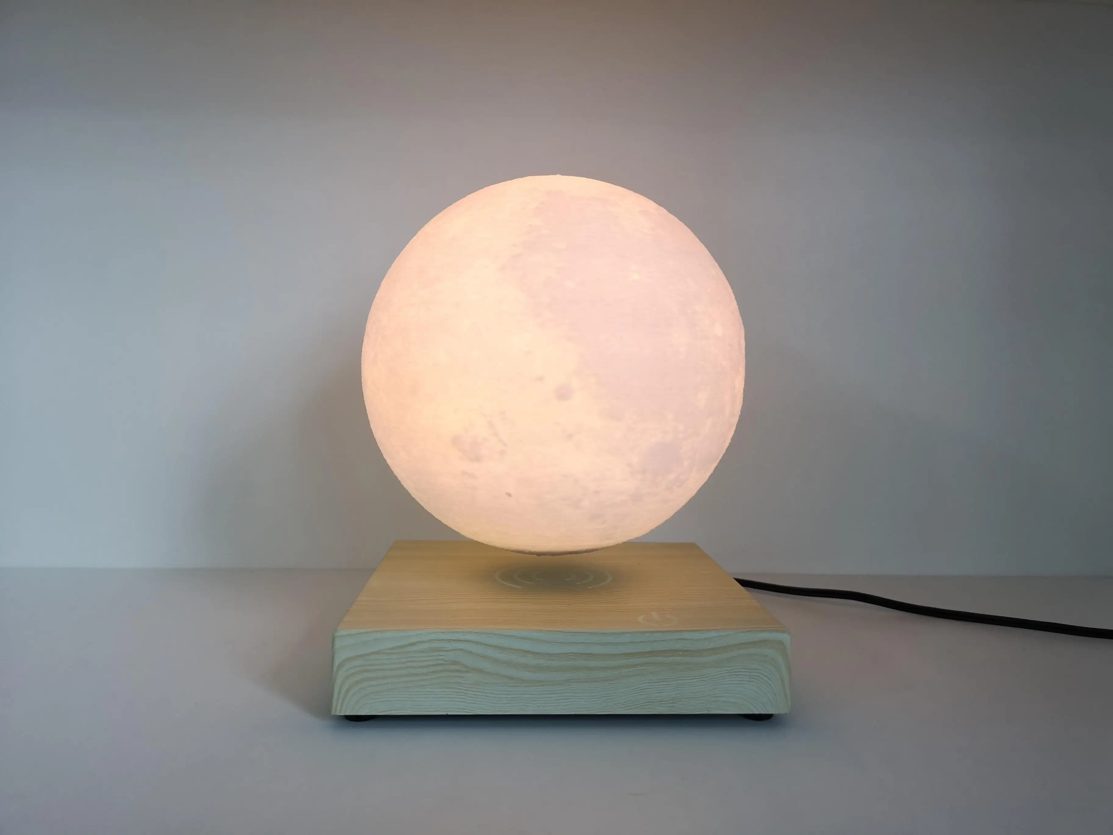 lampara de luna flotante magnetica creativa regalo de novedad luz de noche de luna para decoracion del hogar buy lampara de luna lampara de noche de