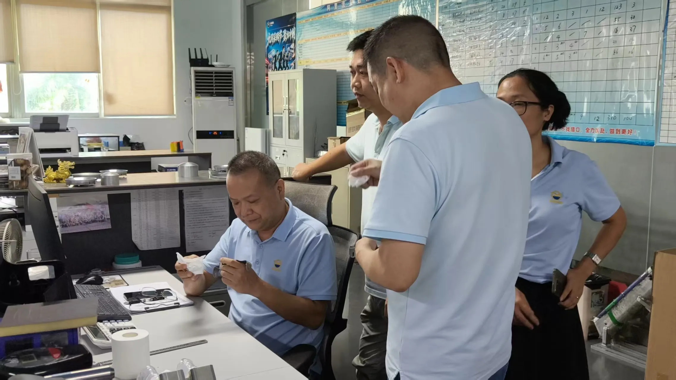 Open jobs, dates and quantities on the planning board during the daily production meeting at Runpeng