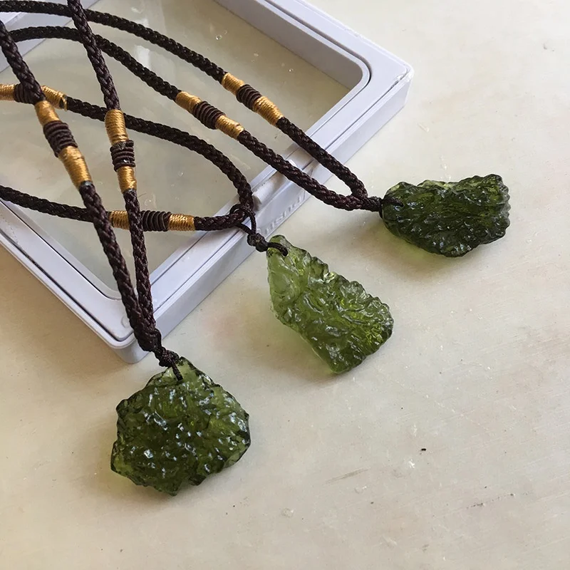

Amazon Hot Selling Natural Stone Necklace Jewelry High Quality Meteorite Raw Moldavite Crystal Necklace Pendant