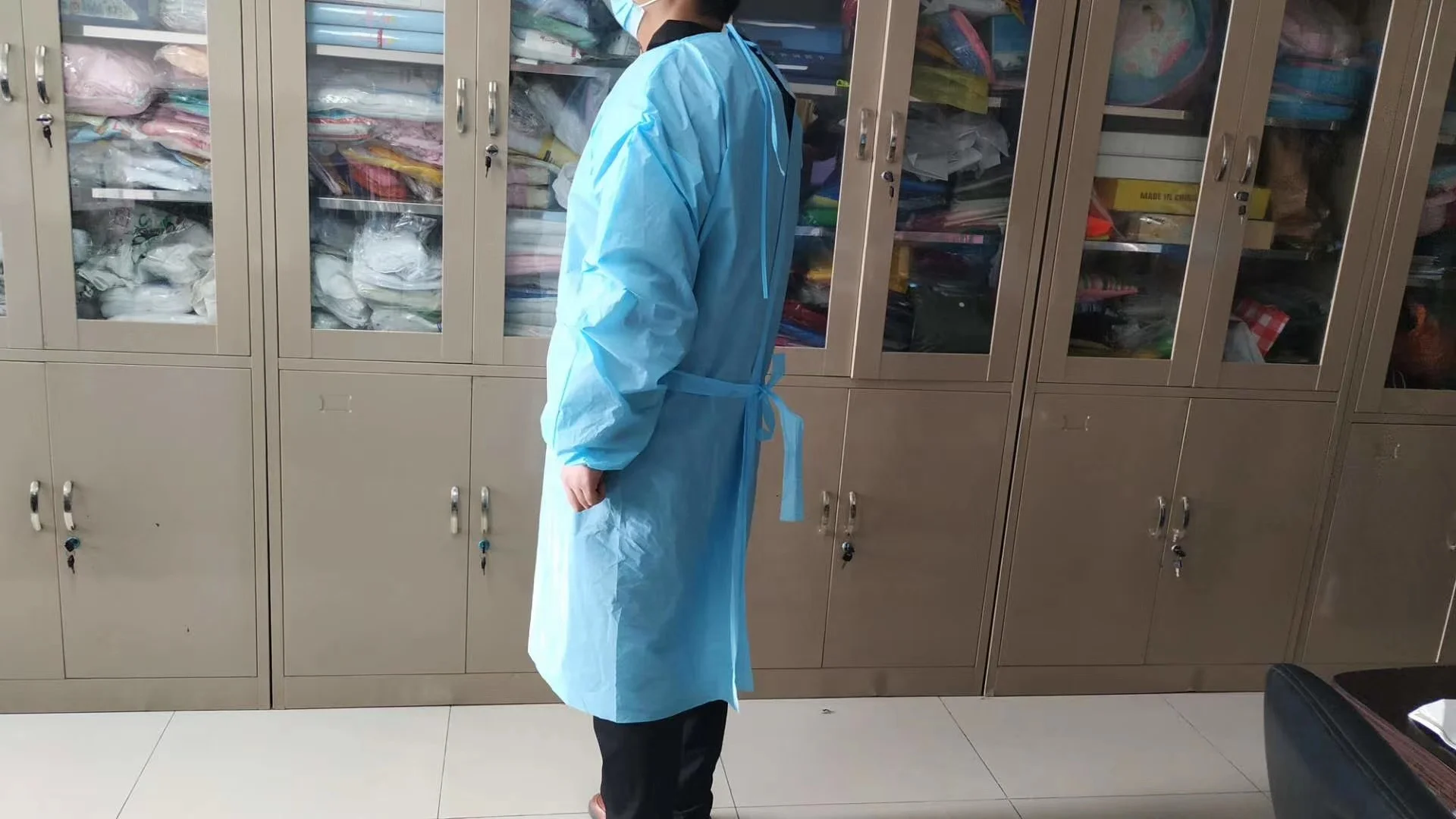 
Disposable CPE Gown-Blue waterproof plastic disposable CPE apron gown with rubber sleeves 