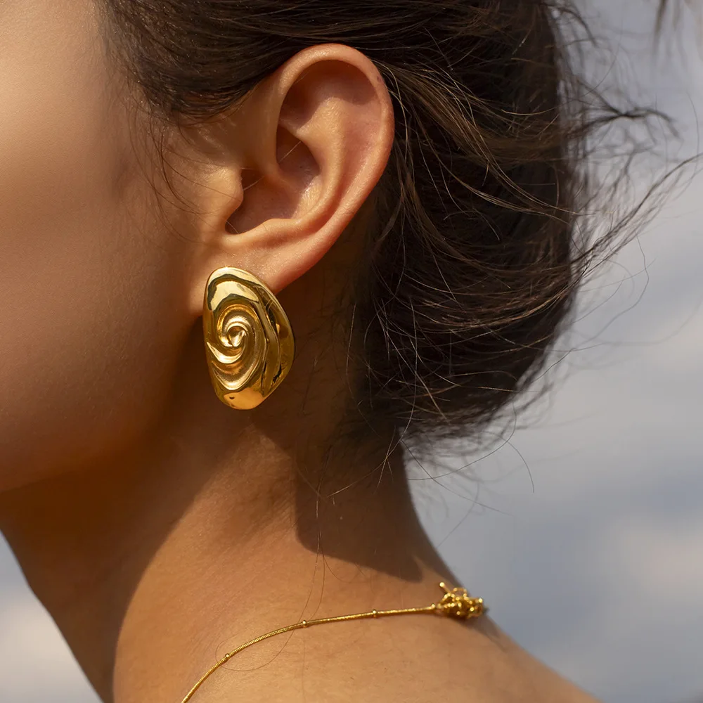 

Luxury 18K Gold Plated Waterproof Non Tarnish Earring Stainless Steel Irregular Spiral Texture Circle Stud Earrings YF4093