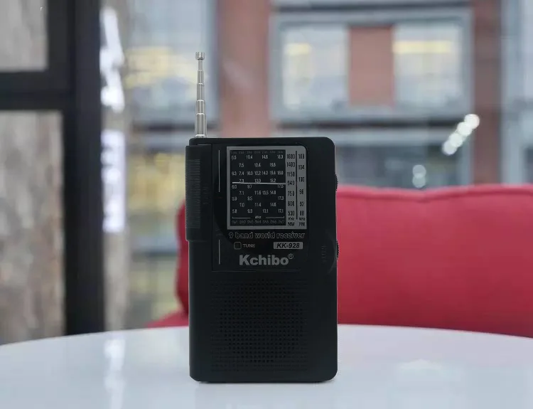 KK-928 Radio portable AM / FM Mini radio avec haut-parleur bibande intégré - FM / AM Mini radio portable - Radio de poche - Alimenté par des piles AAA -  Italie, Produits Neufs 