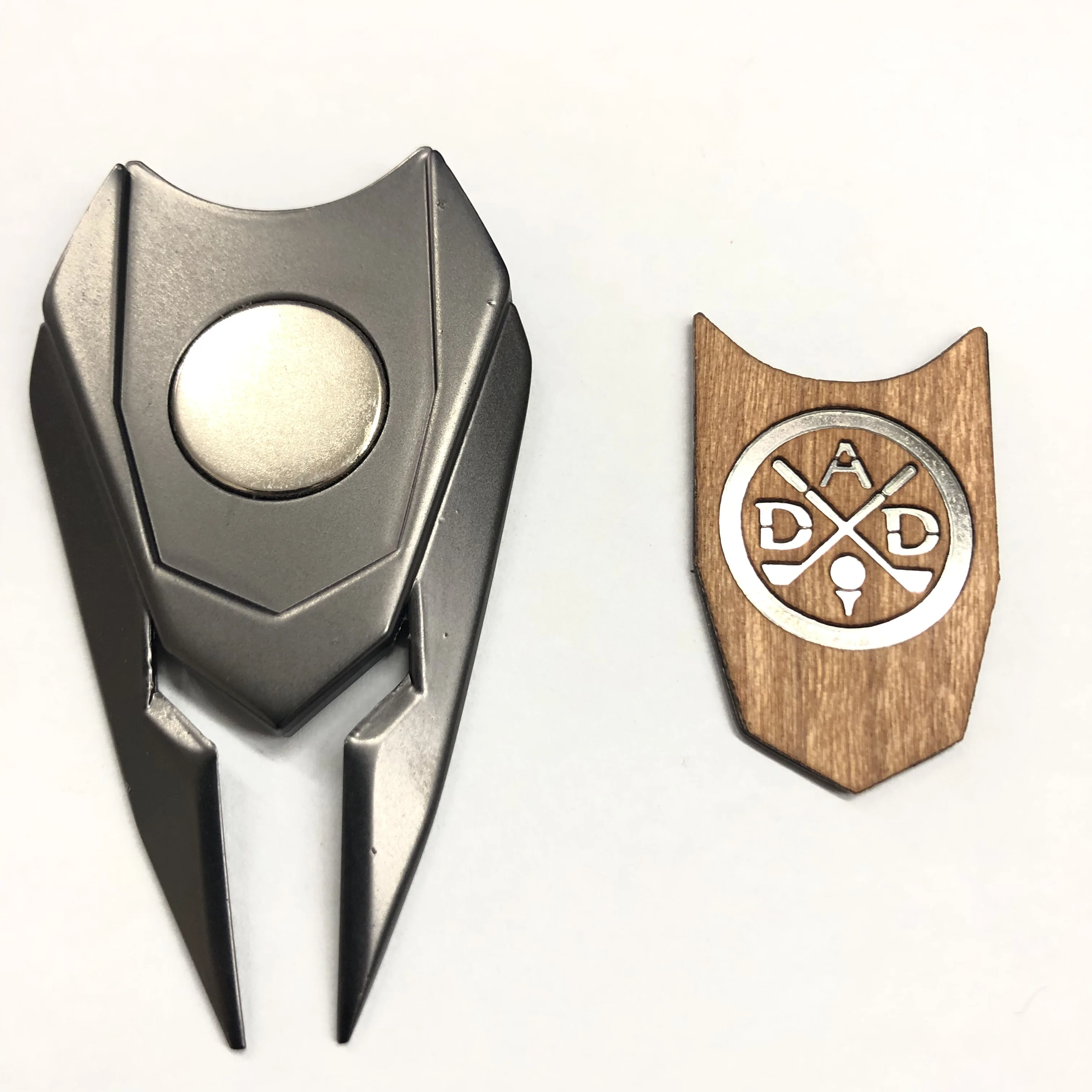 

Hot Selling Half shield shape golf gift with metal/wooden golf marker Logo diy father's gift, Silver