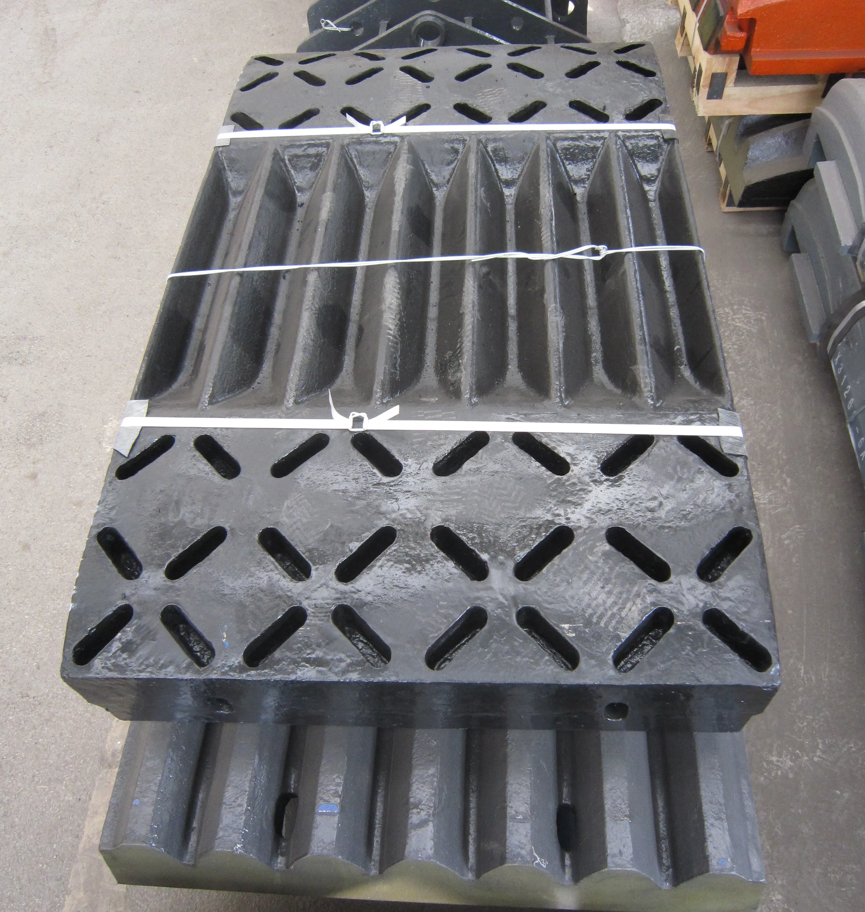 
High Mangneses Steel Casting Wear Parts Fixed Jaw Plate for Jaw Crusher 