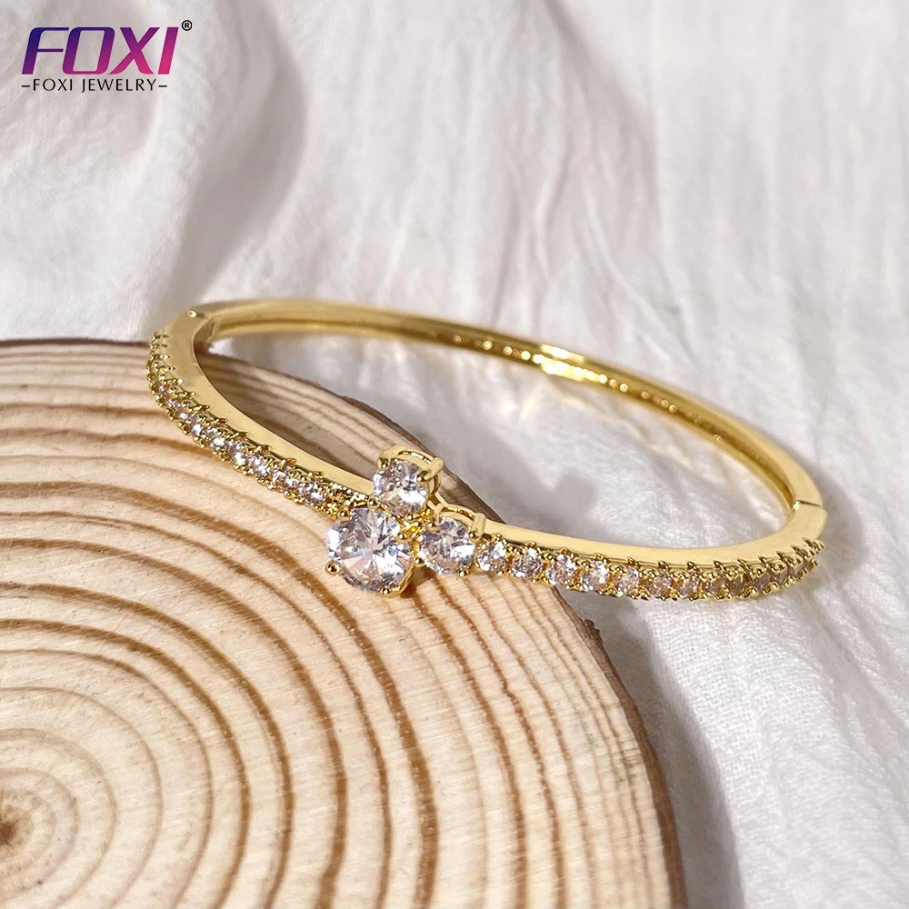 

Three stones of different specifications are matched with beautifully inlaid 18K gold-plated fashionable women's charm bracelet