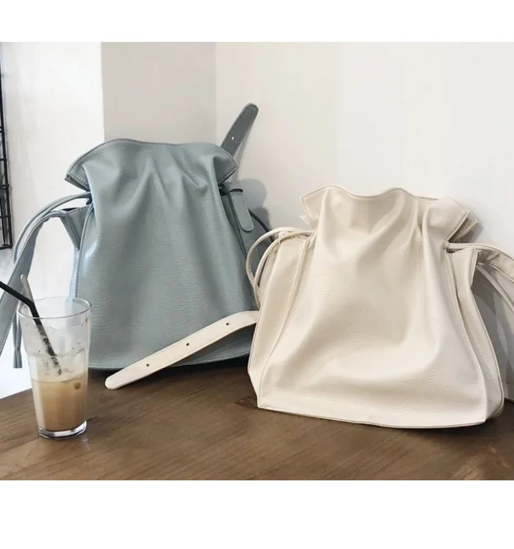 

Wholesale stock avalibility PU material lady's refined crossbody bag leisure sling bag