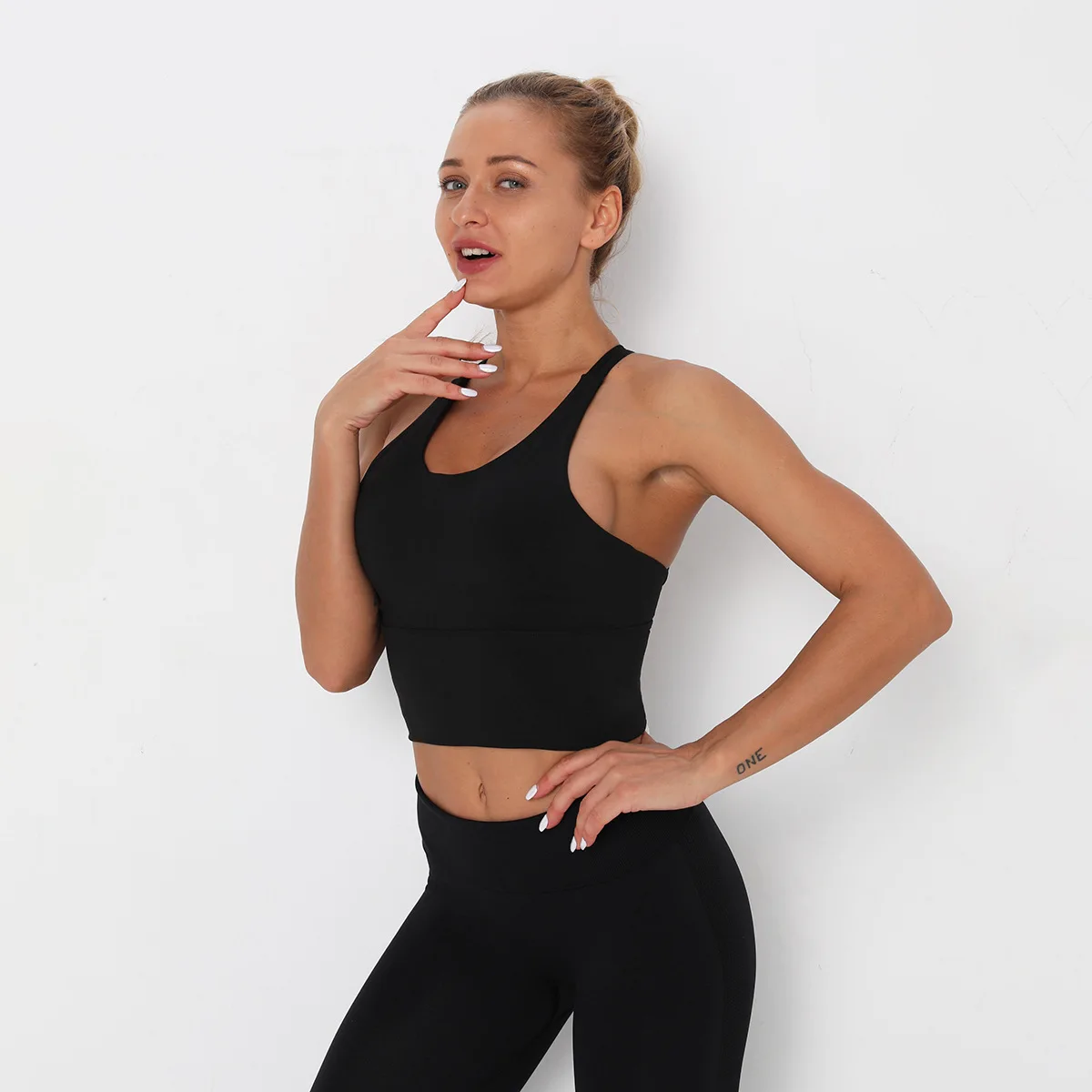 

2022 Wholesale new fashion nylon sexy women ladies athletic crossed back workout yoga fitness push up sports bra