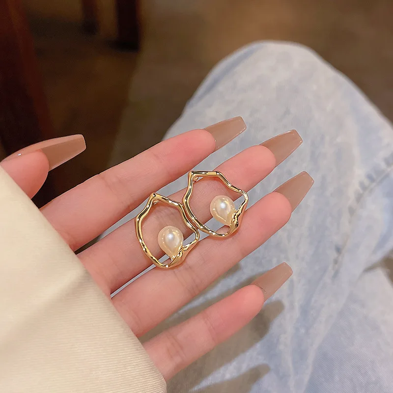 

Korean New Irregular Hollow Out Earrings Light Luxury Pearl Earring Personality Unique Stud Earrings