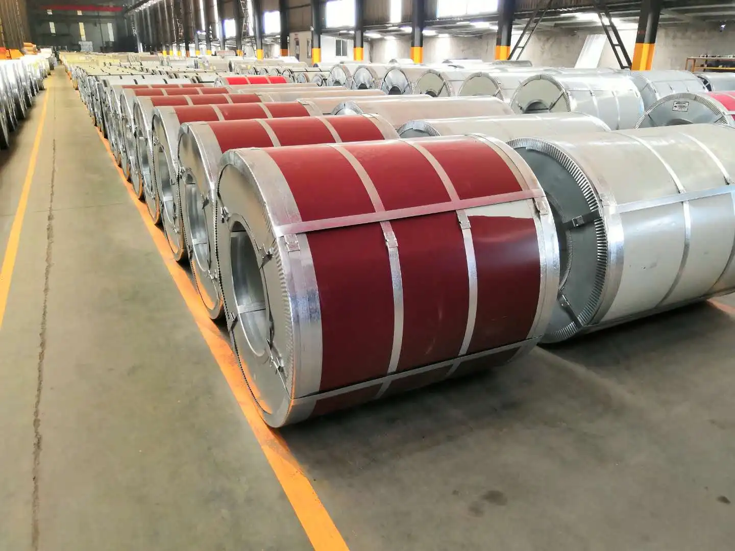 Цветная сталь. Prepainted Galvanized Steel Coil. Сталь с полимерным покрытием банка. Al prepainted Coils en AW 3005 h48, PVDF RAL 9006, 1x667.