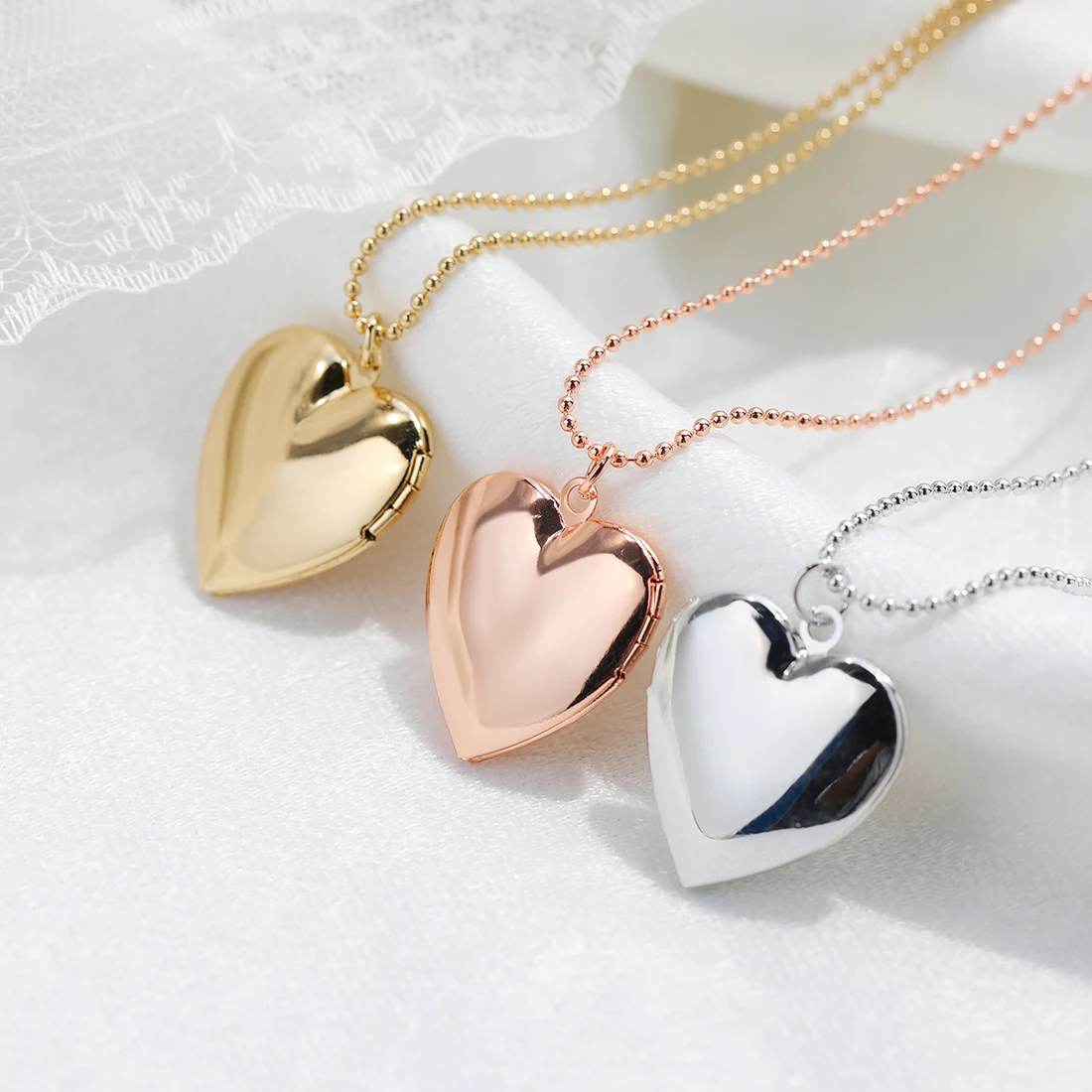 

2021 Fashion simple smooth peach heart photo box floating Locket Necklace