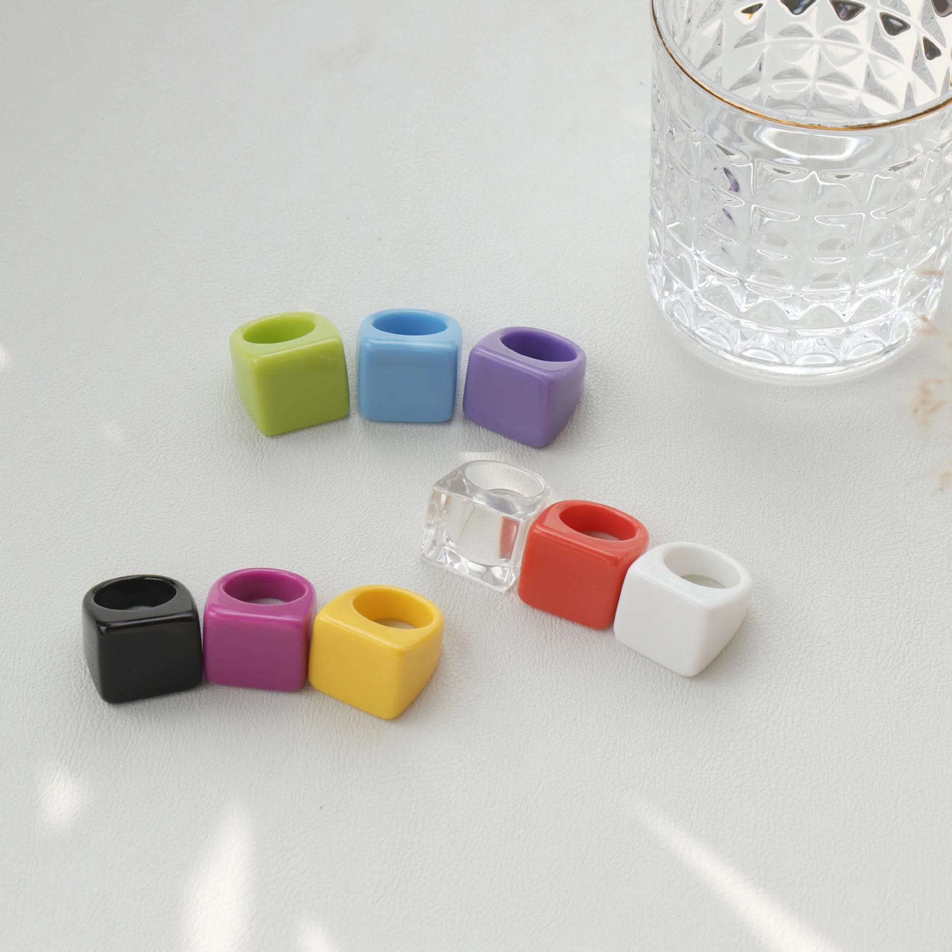

Romantic New Colorful Acrylic Hand Finger Rings Clear Square Resin Geometric Gemstone Rings Engagement Rings for Women