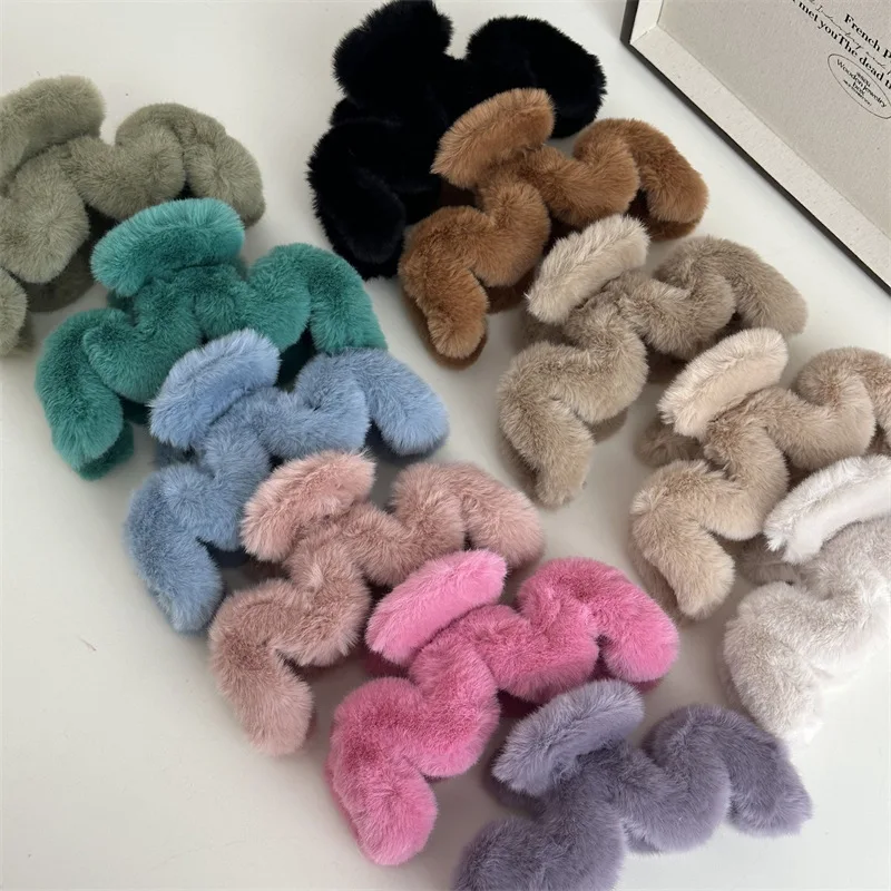 

Hot Selling Wavy Korean Hair Claw Fluffy Bulk Trending Ponytail New Resin Hair Claw Plush Women Neon Big Claw Clips