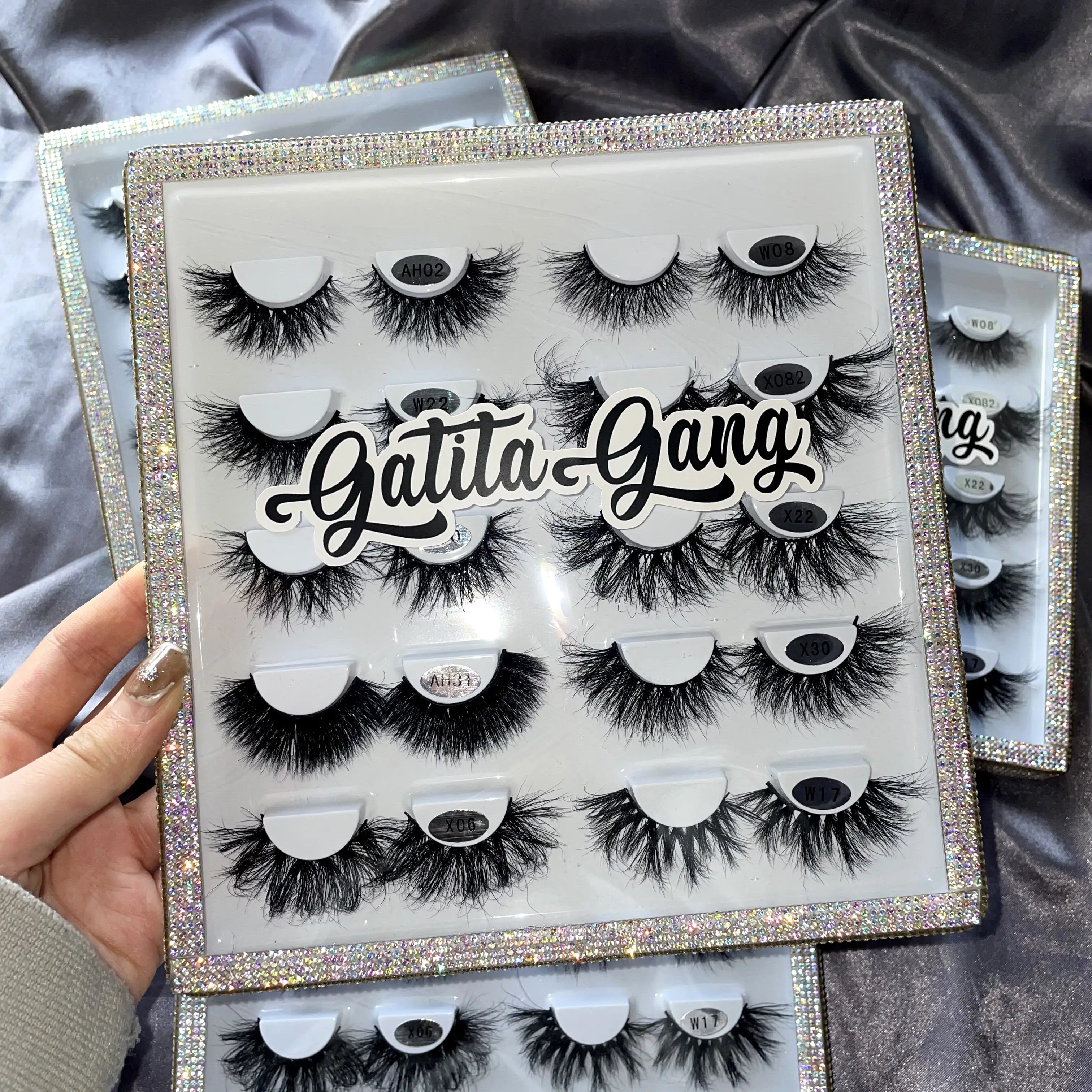 

Wholesale fluffy 25 mm 3d mink eyelash vendor 10 pair lash book custom glitter rhinestone lashbox packaging with logo