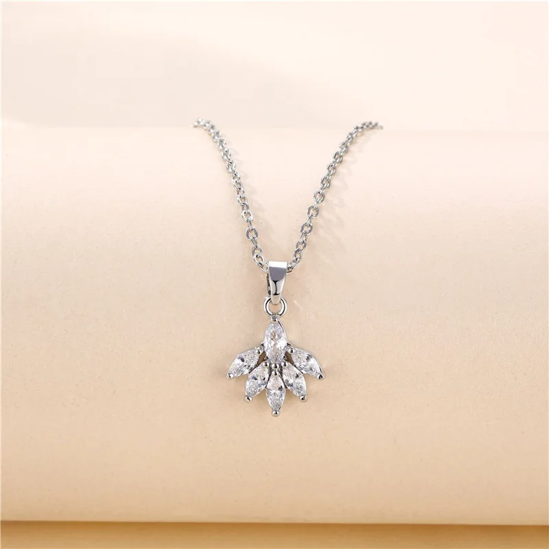 

Korean Style Stainless Steel Chain Cubic Zirconia Leaves Pendant Necklaces Crystal Rhinestone Olive Leaf Clavicle Chain Necklace