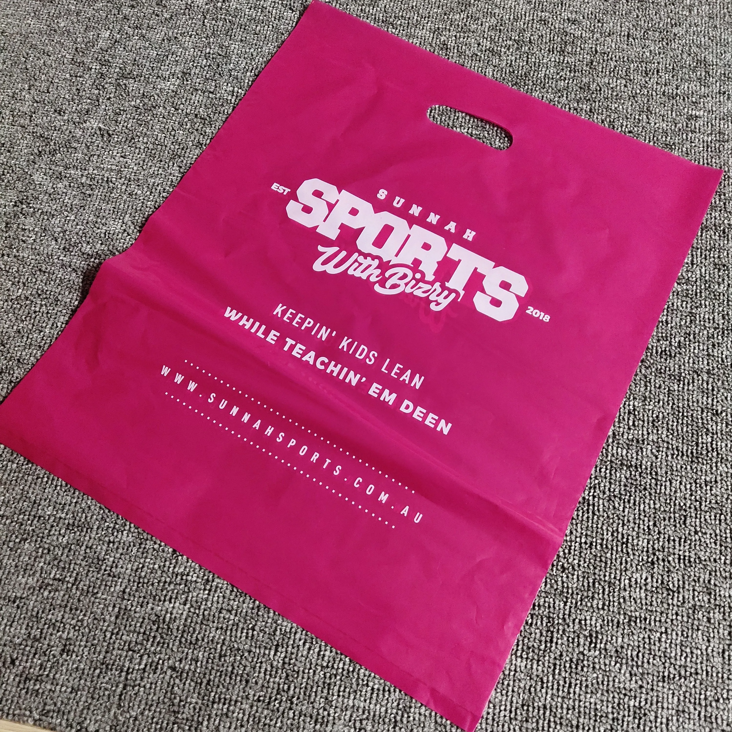 

Promotional Custom Logo Print Eco Friendly Die Cut Shopping Non-Woven Bags for shopping