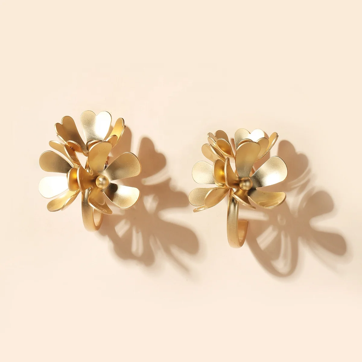 

Kaimei new exquisite metal flower earrings European American fashion exaggerated large matt gold flower stud petal earrings, Many colors fyi