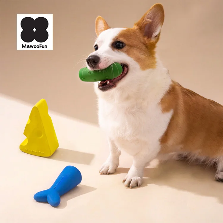 

MewooFun New Arrival Cheese Cucumber Shape Pet Dog Chew Squeak Toy Hot Selling Funny Dog Interactive Toys for Dogs