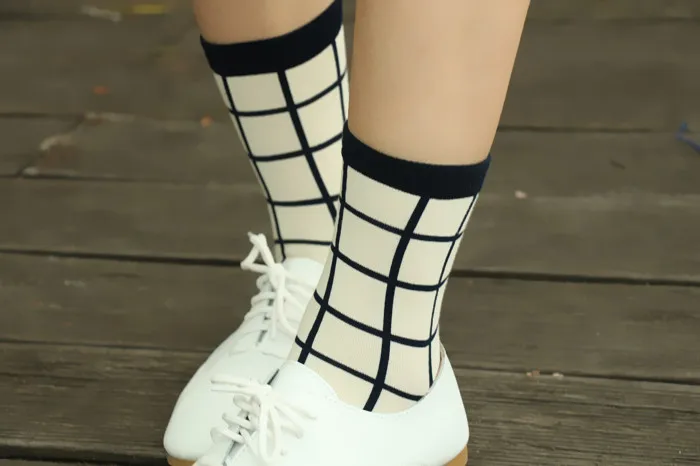 htop批发黑白网格棉妇女有趣和新颖的快乐袜子