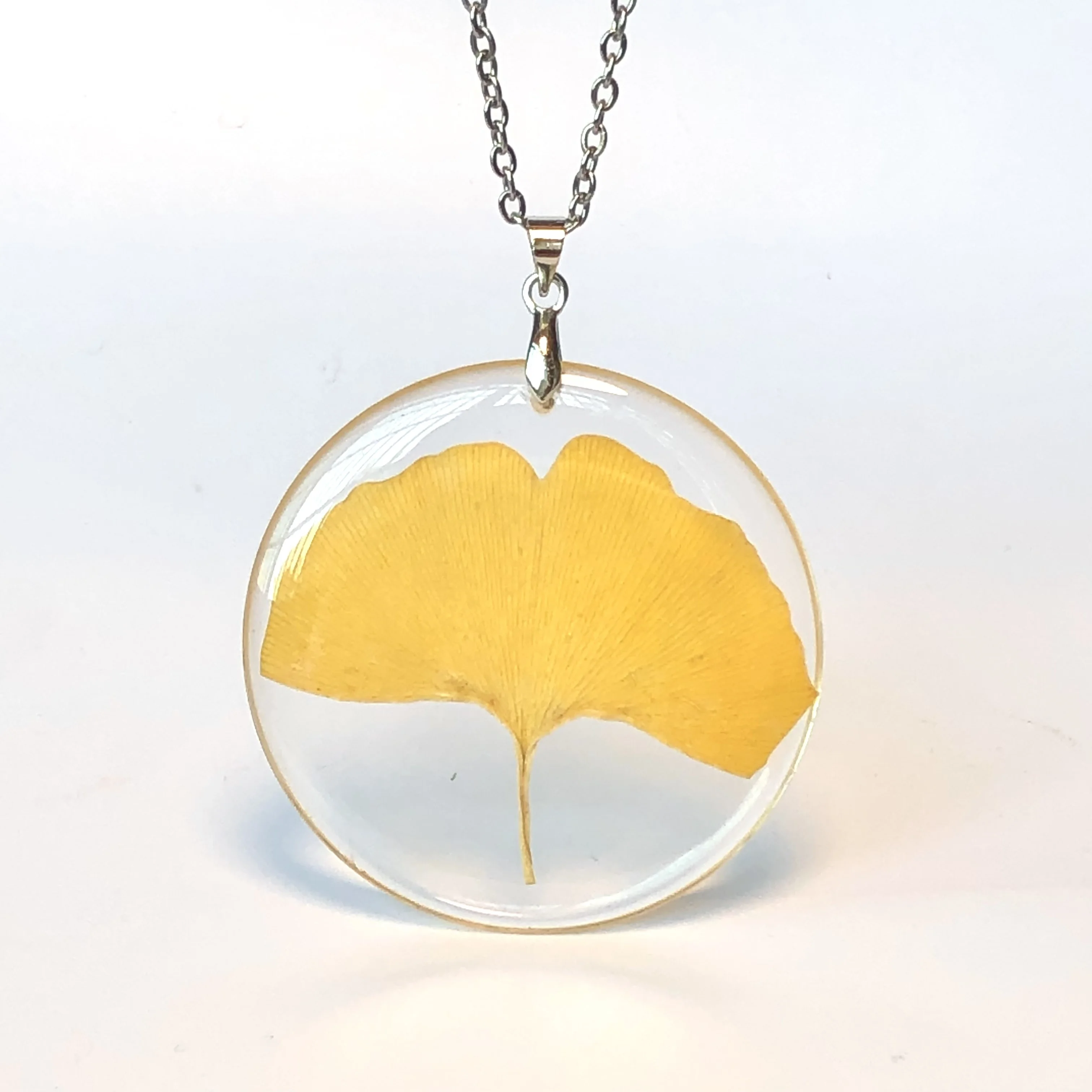 Lead Time 2022 New Arrival Real Ginkgo Leaf Charm In Resin  Large Round Real Leaf Necklace For Men Women