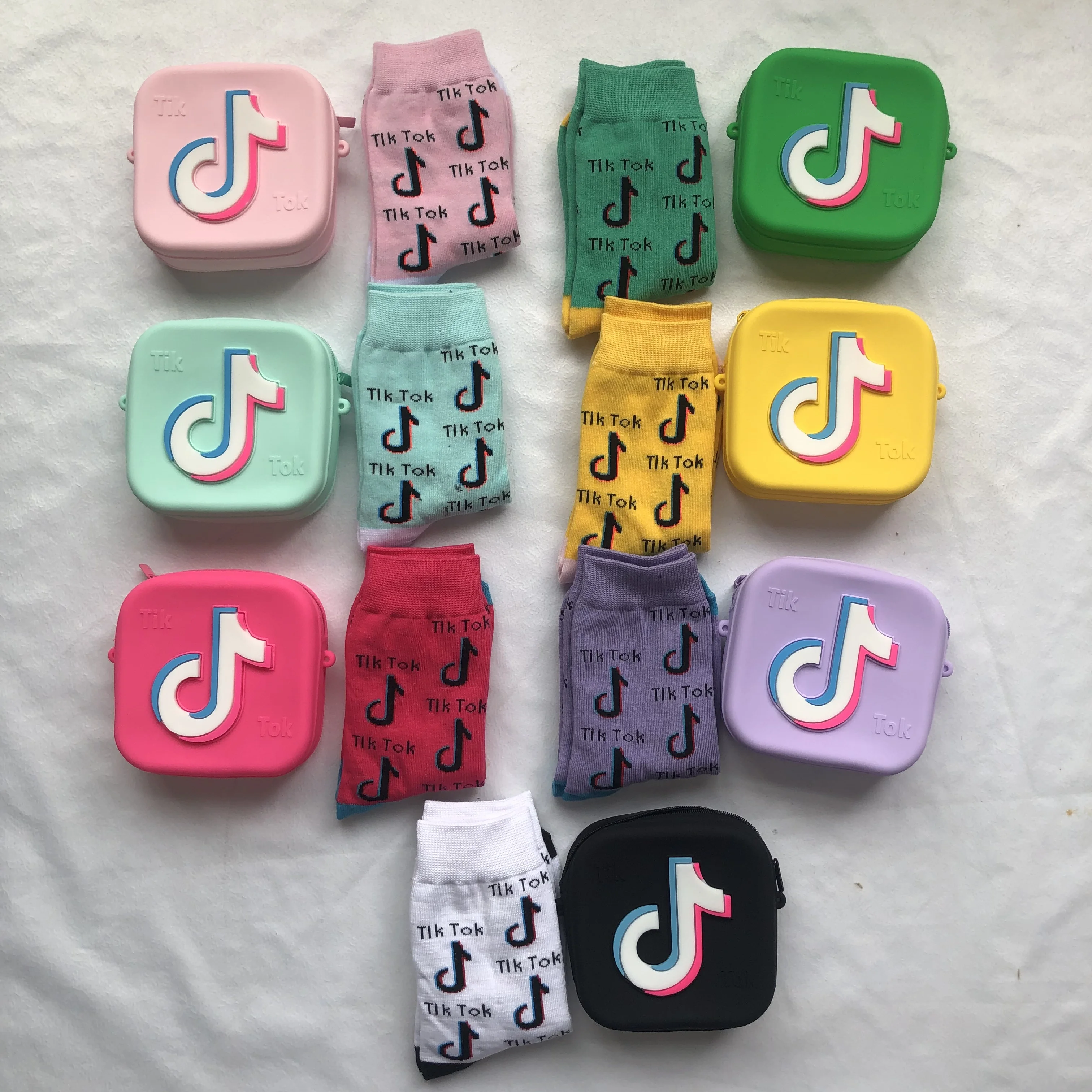 

2021 fall tote Cartoon Tik Tok wallet messenger teenager pink kids girl matching purse and socks and hat silicon coin beach bags, As the picture shows