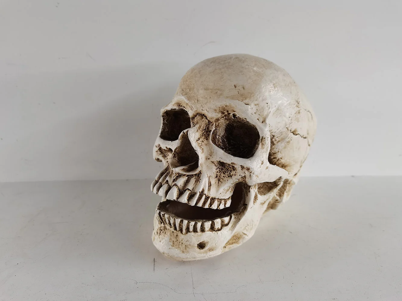 厂家直销万圣节树脂工艺品咧着嘴笑着高度现实的人类骷髅头雕像家居