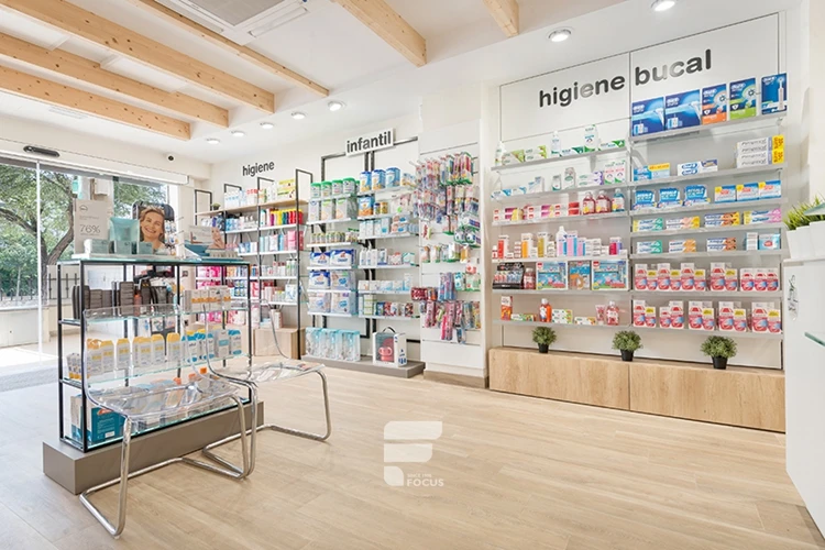 Аптека брендинг. Чарусон медикал. Клиника элит медикал новосибирск. Retail medical. Дизайн аптеки.