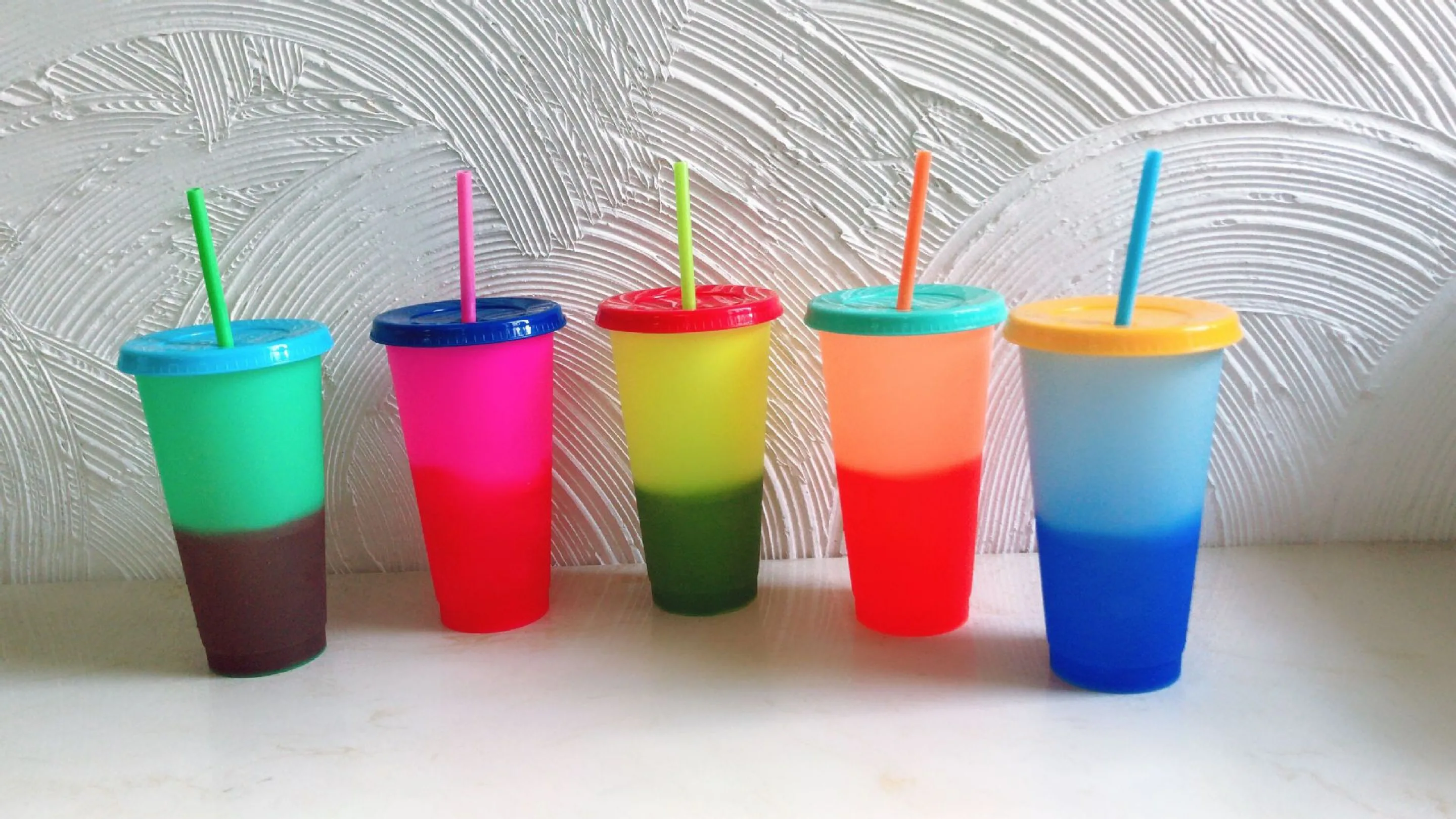 
New Product 2020 Transparent plastic cup with lid and straw Reusable temperature plastic cup Magic Mug 