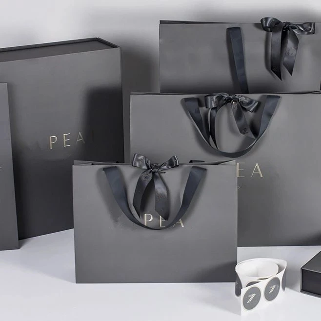 

Custom Printed Logo Luxury bolsa de papel Matt gray Shopping Paper Gift Bags Packaging With Ribbon Handle