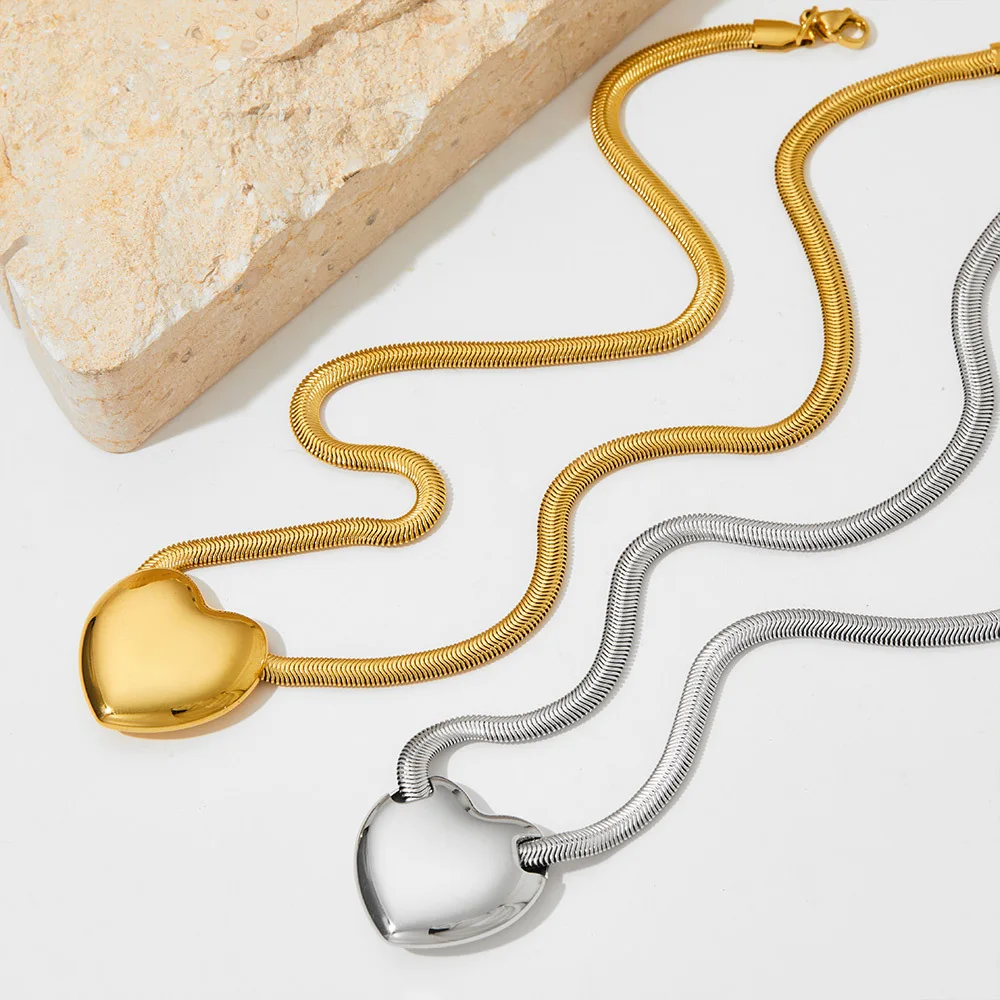 

2023 Waterproof Tarnish Free 18K Gold Stainless Steel Snake Collarbone Chain Heart Shaped Charm Choker Necklace For Women YF3615